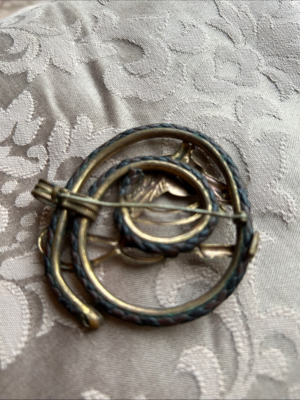Vintage Horse Head Lariat Brooch in Brass and Patina 2 1/2” - Picture 2 of 3